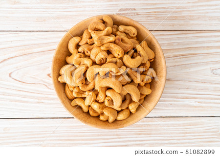 Cashew nuts in wooden bowl 81082899