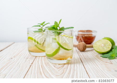 iced honey and lime soda with mint iced honey and lime soda with mint 81083077