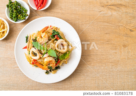 stir fried spicy noodles with sea food 81083178