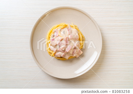 spaghetti white cream sauce with ham 81083258