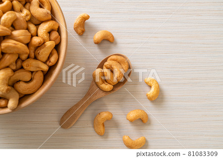 Cashew nuts in wooden bowl Cashew nuts in wooden bowl 81083309