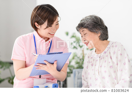 Home-visit medical care senior female caregiver counseling 81083624