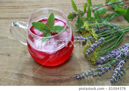 Red syrup juice with shiso + hibiscus + mint Red syrup juice with shiso + hibiscus + mint 81084376