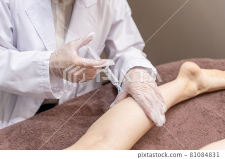 Women undergoing cosmetic surgery (fat dissolving injection, botox) 81084831