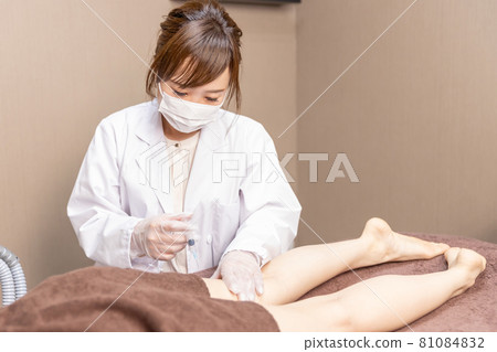 接受整容手術的女性（注射/大腿） 81084832