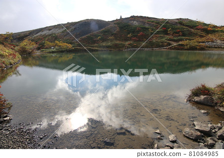 Mt. Shirouma reflected in Happo Pond (Mt. Shirouma) 81084985