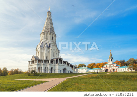 View of Church of the Ascension and architectural complex in Kolomenskoye on autumn day. Moscow View of Church of the Ascension and architectural complex in Kolomenskoye on autumn day. Moscow 81085231