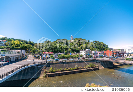 從大船站前眺望大船觀音等日本鎌倉市容 81086006