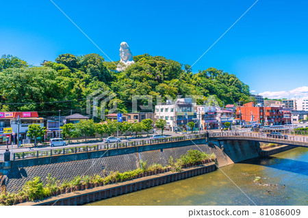 從大船站前眺望大船觀音等日本鎌倉市容 從大船站前眺望大船觀音等日本鎌倉市容 81086009