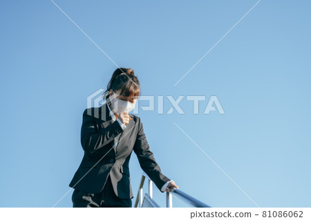 Corona-stricken business woman (cough / cold) 81086062