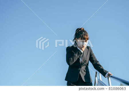 Corona-stricken business woman (cough / cold) Corona-stricken business woman (cough / cold) 81086063