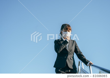 Corona-stricken business woman (cough / cold) Corona-stricken business woman (cough / cold) 81086065