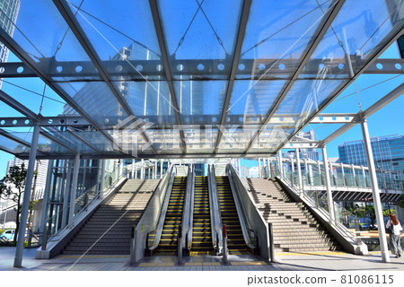Escalator climbing the pedestrian deck in Minato Mirai, Yokohama 81086115