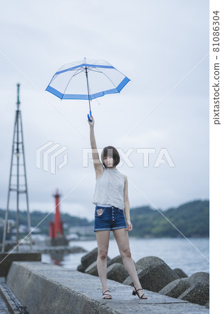 下雨天在海裡的女人 下雨天在海裡的女人 81086304