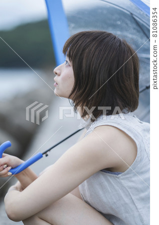 下雨天在海裡的女人 81086354