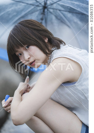 下雨天在海裡的女人 下雨天在海裡的女人 81086355