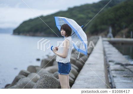 下雨天在海裡的女人 下雨天在海裡的女人 81086417