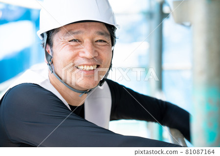 工匠在建築工地工作 工匠在建築工地工作 81087164