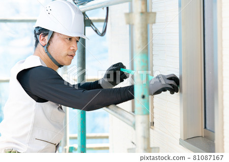 在建築工地工作的工人，貼膠帶的工匠 81087167