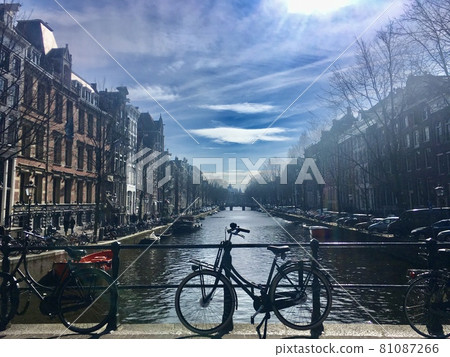 在荷蘭阿姆斯特丹的運河岸邊 81087266