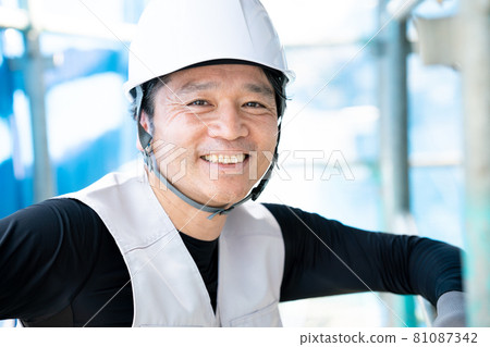 工匠在建築工地工作 工匠在建築工地工作 81087342