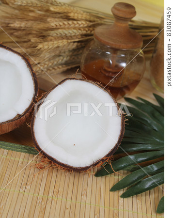 Organic Coconut and Granola With Dried Pineapple and Almonds 81087459