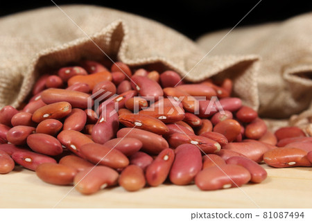 Dried New Orleans Red Kidney Beans in Burlap Bag Dried New Orleans Red Kidney Beans in Burlap Bag 81087494