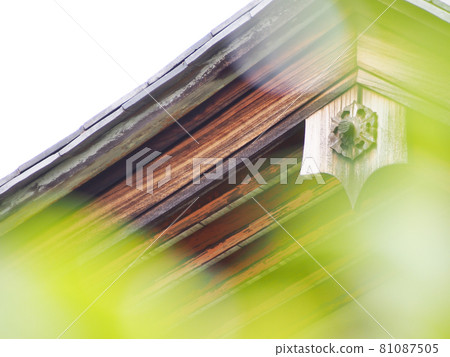 Roof tile of the temple 81087505
