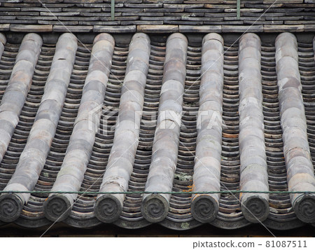 Roof tile of the temple 81087511