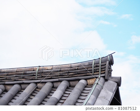 Roof tile of the temple 81087512