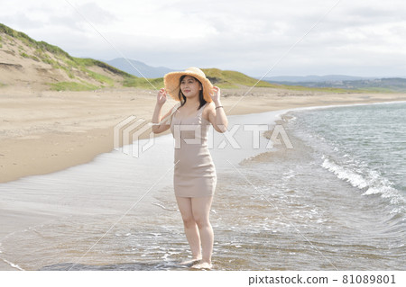 Taking a portrait of a woman in a mini one-piece in a straw hat on the coast of Esashi-cho, Hokkaido in midsummer Taking a portrait of a woman in a mini one-piece in a straw hat on the coast of Esashi-cho, Hokkaido in midsummer 81089801