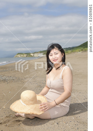 Taking a portrait of a woman in a mini one-piece in a straw hat on the coast of Esashi-cho, Hokkaido in midsummer Taking a portrait of a woman in a mini one-piece in a straw hat on the coast of Esashi-cho, Hokkaido in midsummer 81089861