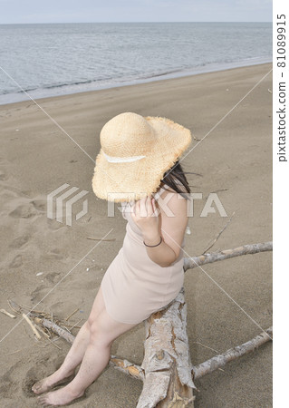 盛夏時節,在北海道江差町海岸拍攝身著迷你連體衣戴草帽的女性肖像 盛夏時節,在北海道江差町海岸拍攝身著迷你連體衣戴草帽的女性肖像 81089915