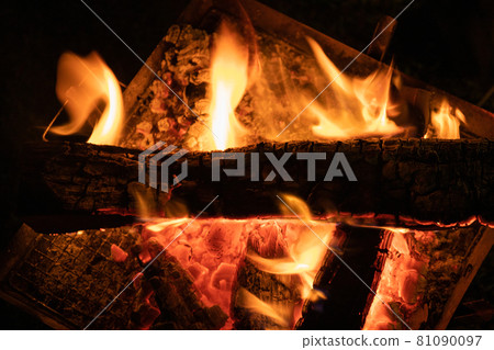 篝火在營地燃燒火焰木柴 81090097