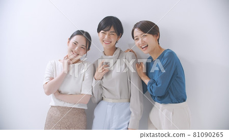 Business woman portrait 3 people Business woman portrait 3 people 81090265