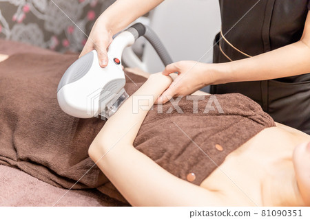 Hair removal treatment staff and women (arms) Hair removal treatment staff and women (arms) 81090351