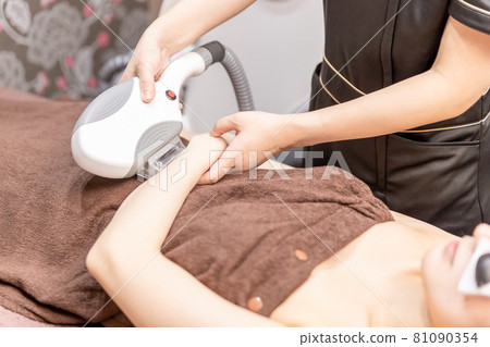 Hair removal treatment staff and women (arms) Hair removal treatment staff and women (arms) 81090354