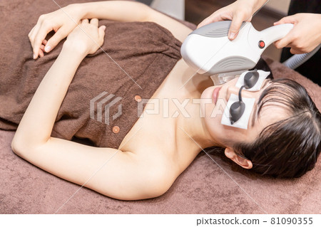 Hair removal treatment staff and women (cheeks / chin) Hair removal treatment staff and women (cheeks / chin) 81090355