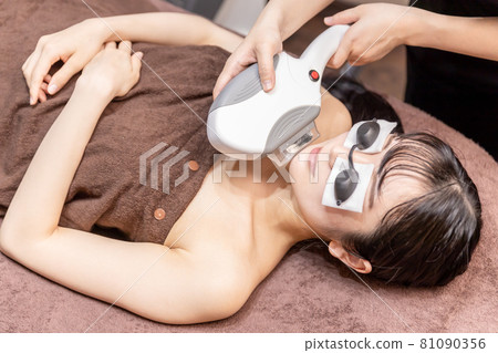 脫毛治療人員和女性(臉頰/下巴) 脫毛治療人員和女性(臉頰/下巴) 81090356