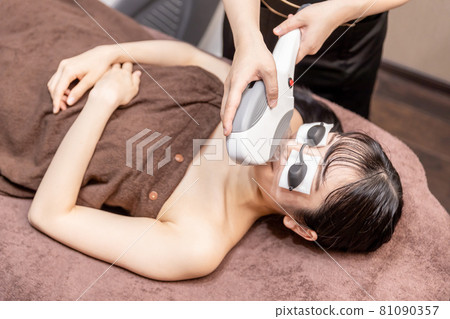 脫毛人員和女性(鼻下) 脫毛人員和女性(鼻下) 81090357