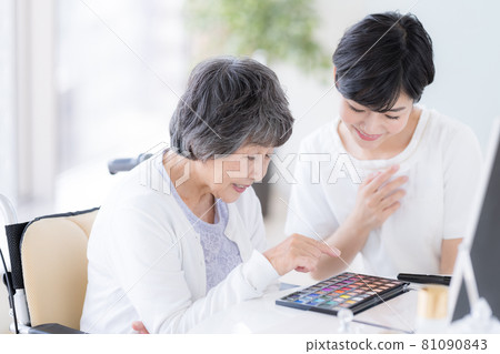 Long-term care make-up therapy Senior women receiving make-up 81090843
