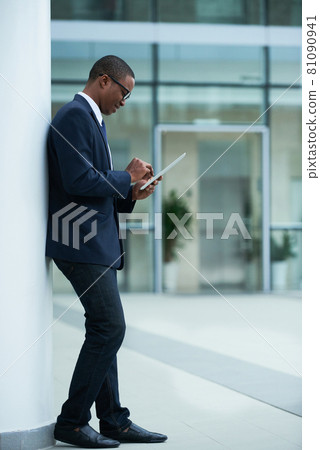 Entrepreneur Reading Article Online Entrepreneur Reading Article Online 81090941