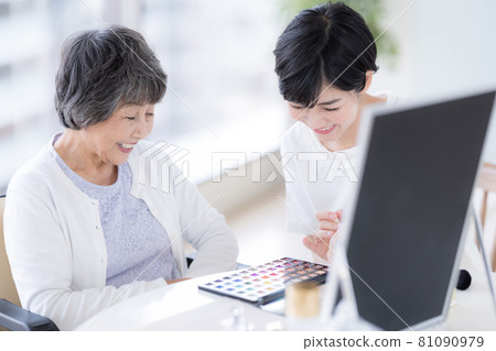 Long-term care make-up therapy Senior women receiving make-up 81090979