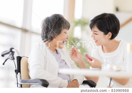 Long-term care make-up therapy Senior women receiving make-up Long-term care make-up therapy Senior women receiving make-up 81090988