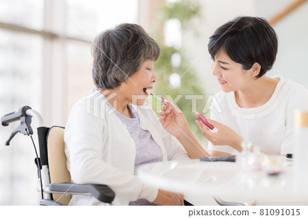 Long-term care make-up therapy Senior women receiving make-up Long-term care make-up therapy Senior women receiving make-up 81091015