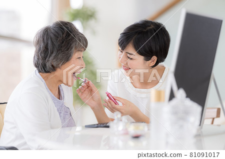 Long-term care make-up therapy Senior women receiving make-up Long-term care make-up therapy Senior women receiving make-up 81091017