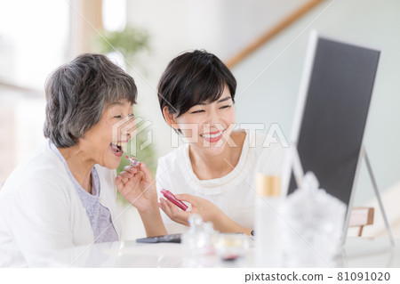 Long-term care make-up therapy Senior women receiving make-up 81091020