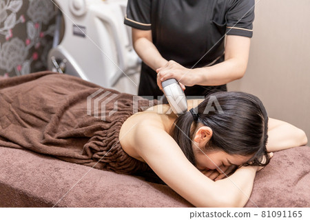 脫毛治療人員和婦女(頸背) 脫毛治療人員和婦女(頸背) 81091165