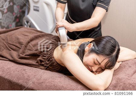 脫毛治療人員和女性(後) 脫毛治療人員和女性(後) 81091166