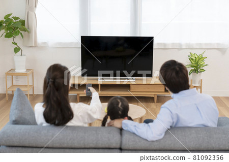 Back view of family watching TV 81092356